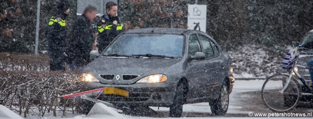 Auto glijdt weg door sneeuwval op rotonde Mijdrecht