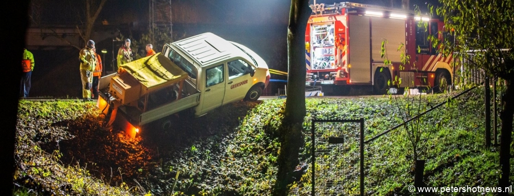 Strooiwagen bungelt boven sloot in Loenen aan de Vecht: brandweer bevrijdt gladheidsbestrijders
