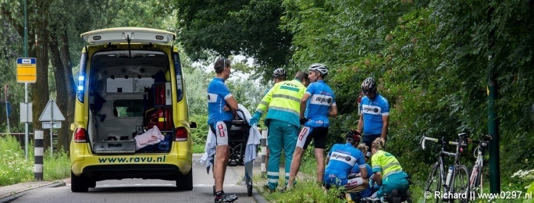 Wielrenner gewond bij eenzijdig ongeval Loenersloot