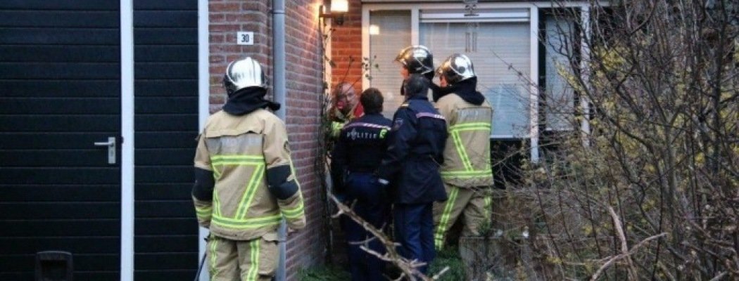 Brandweer zaagt deur woning Uithoorn open