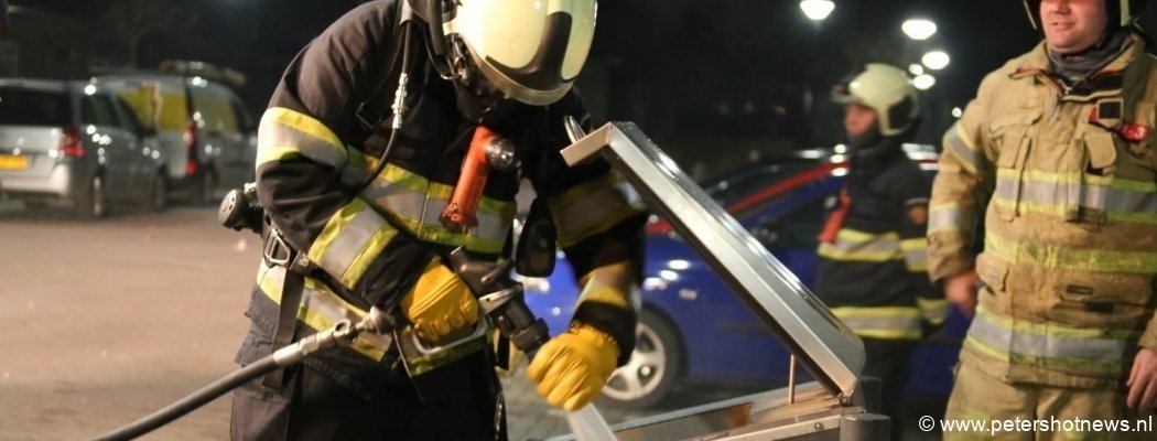 Brandweer Mijdrecht blust ondergrondse container Zwaluw