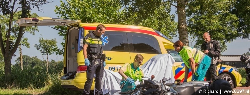 Motorrijder gewond door aanrijding met postbezorger Loenen