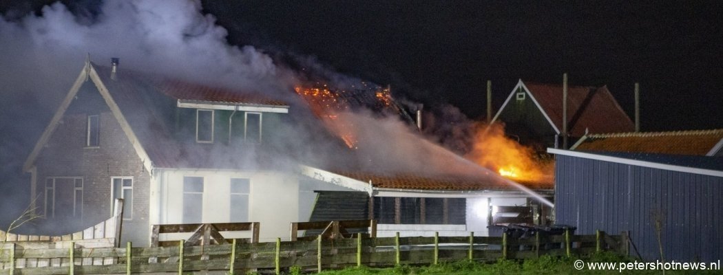 Grote brand bij boerderij in Waverveen
