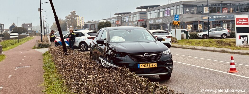 Automobilist verliest macht over stuur en botst tegen lichtmast in Mijdrecht