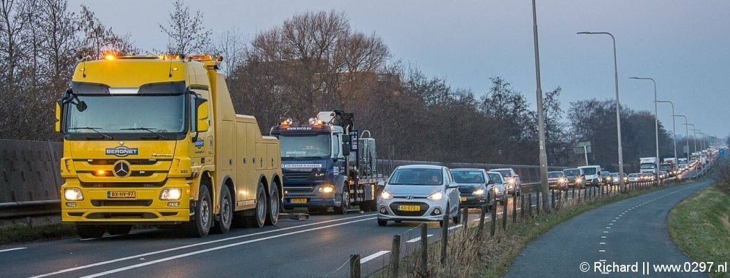 Grote vertraging door gestrande vrachtwagen N201 Vinkeveen