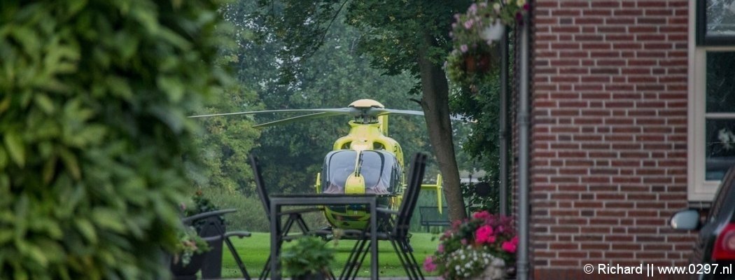 Traumahelikopter landt in Vinkeveense achtertuin