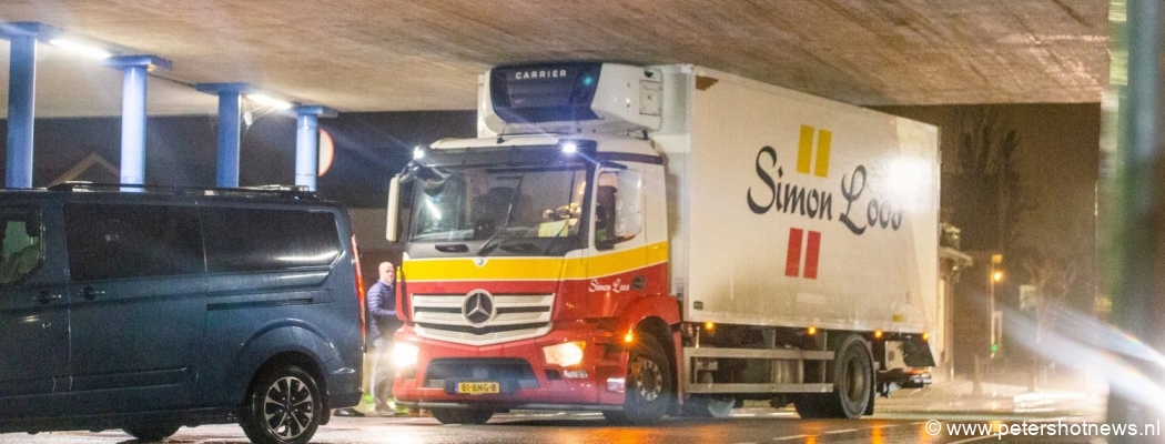 Vrachtwagen rijdt zich klem onder viaduct in Vinkeveen