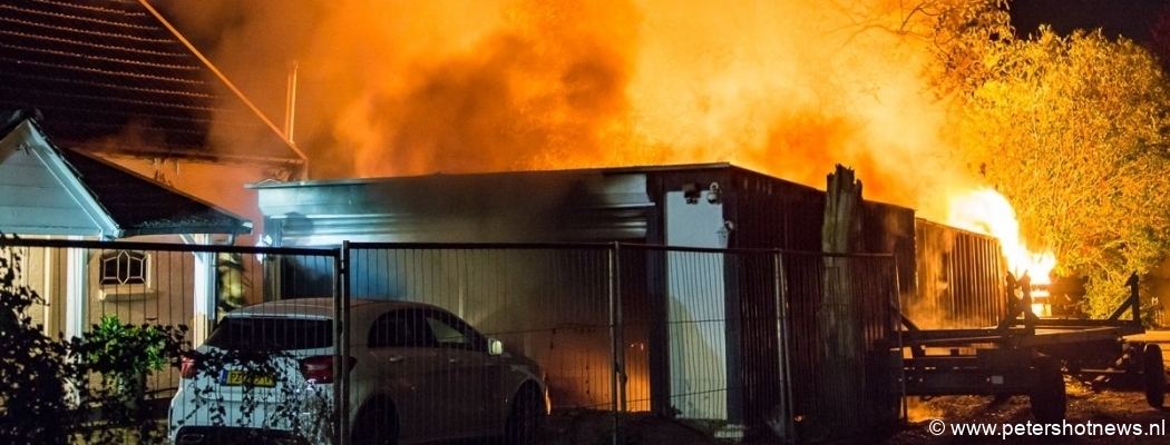 Brand verwoest schuur met rietenkap in Breukelen