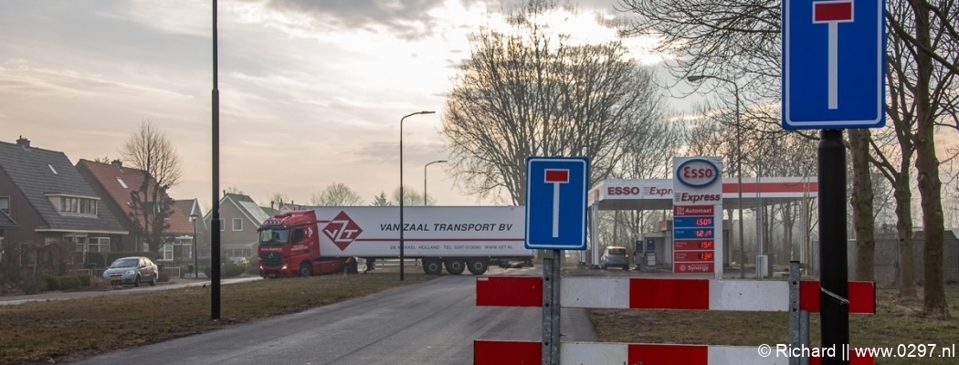 Vrachtwagen zakt weg op doodlopende weg Amstelhoek