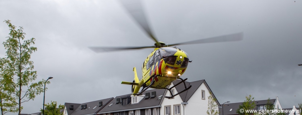 Traumahelikopter landt midden in nieuwbouwwijk Wilnis