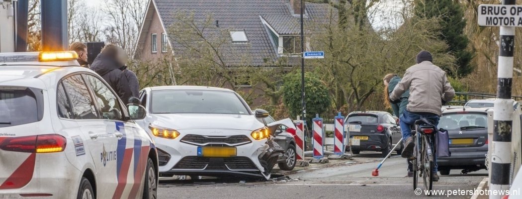 Auto's botsen op ophaalbrug Vinkeveen