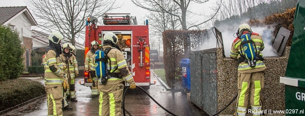 Brandweer blust containerbrand in Vinkeveen