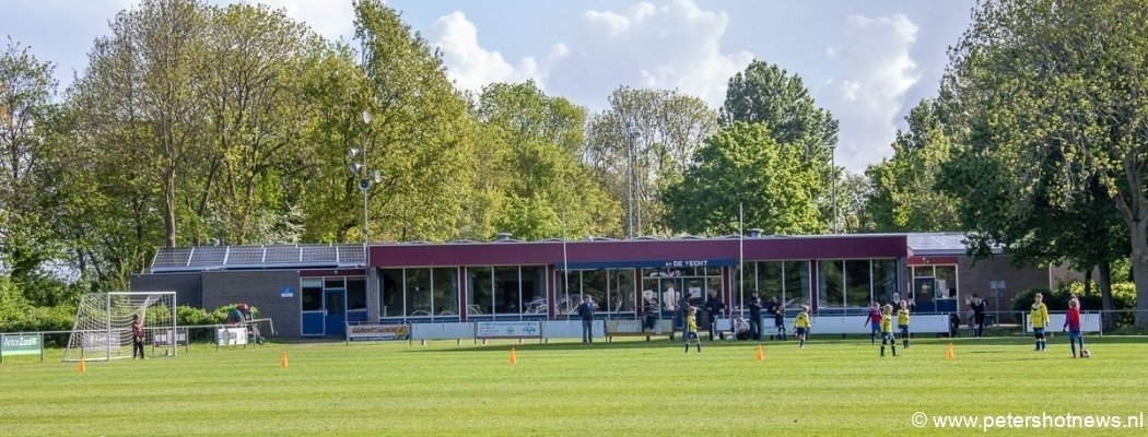 Voetbalclub Loenen blij met nieuwe zonnepanelen na diefstal