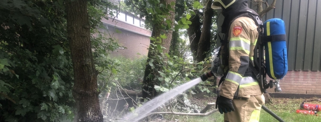 Brandweer en politie blussen boombrand in Wilnis