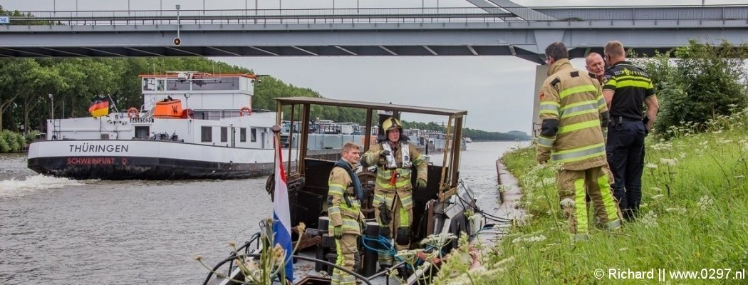 Hulpdiensten naar zinkend schip Amsterdam Rijnkanaal