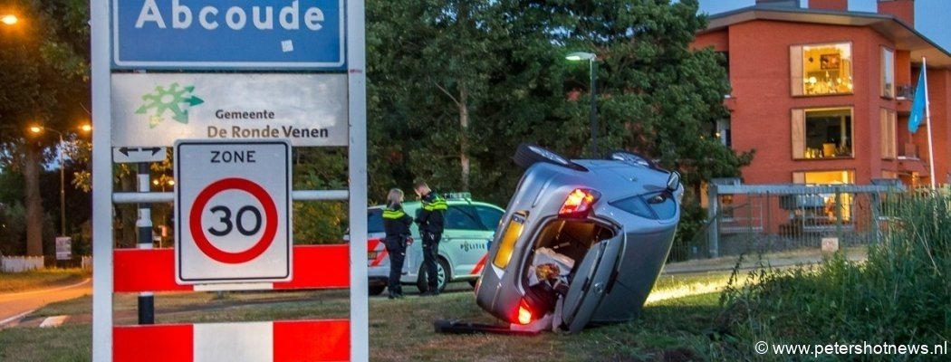 Auto op z'n kant in Abcoude