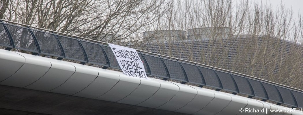 PSV-fans hangen spandoeken boven A2 Nieuwer Ter Aa