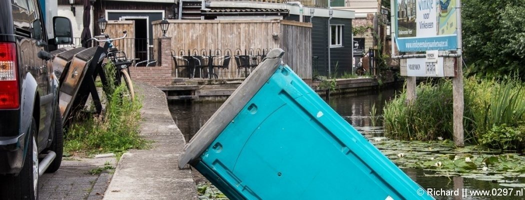 Opnieuw baldadigheid in Vinkeveen: DIXI-toilet te water