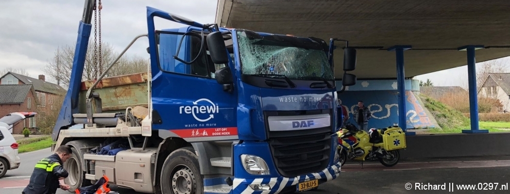 Vrachtwagen ramt viaduct in Vinkeveen