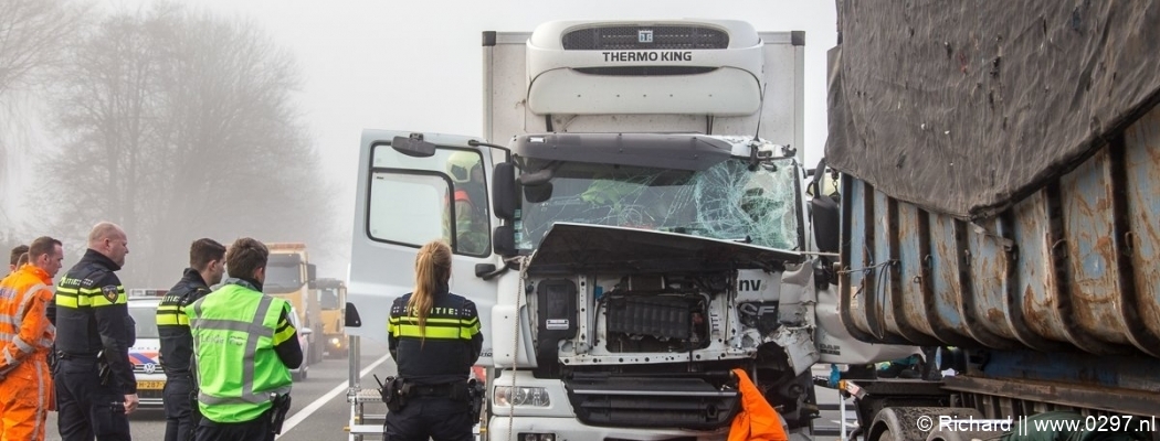 Vrachtwagenchauffeur zit drie kwartier knel na ongeluk A2