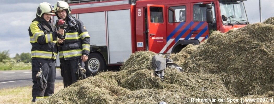 Brandweer in actie voor hooibroei N201 Waverveen