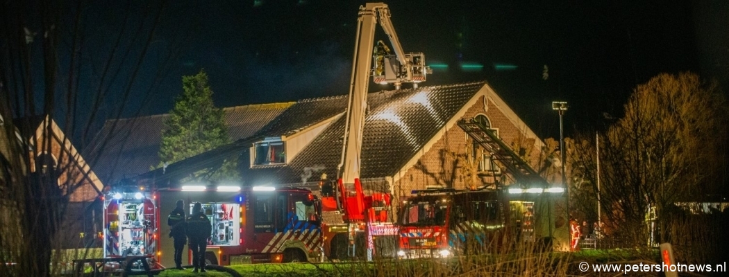 Vlammen uit dak bij woning Baambrugge