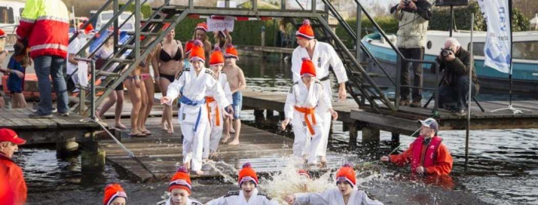 1 januari Nieuwjaarsduik met als thema Goedemorgen 2015! bij Vinkeveen Haven