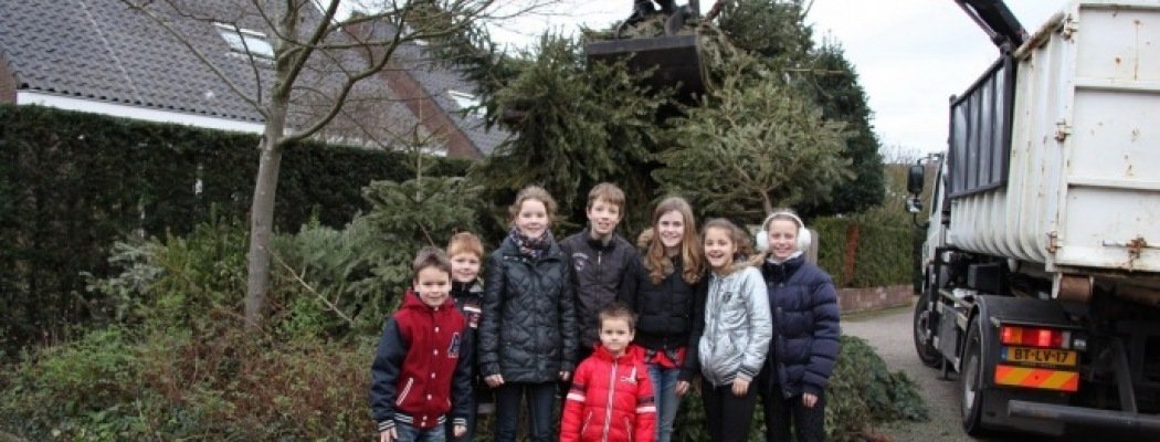 138 kerstbomen op de Smaragd in Mijdrecht. Kinderen van de Hoflandschool in Mijdrecht. Het geld gaat naar Warchild.