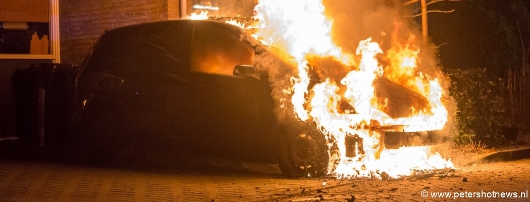 Defecte auto vliegt in brand in Wilnis