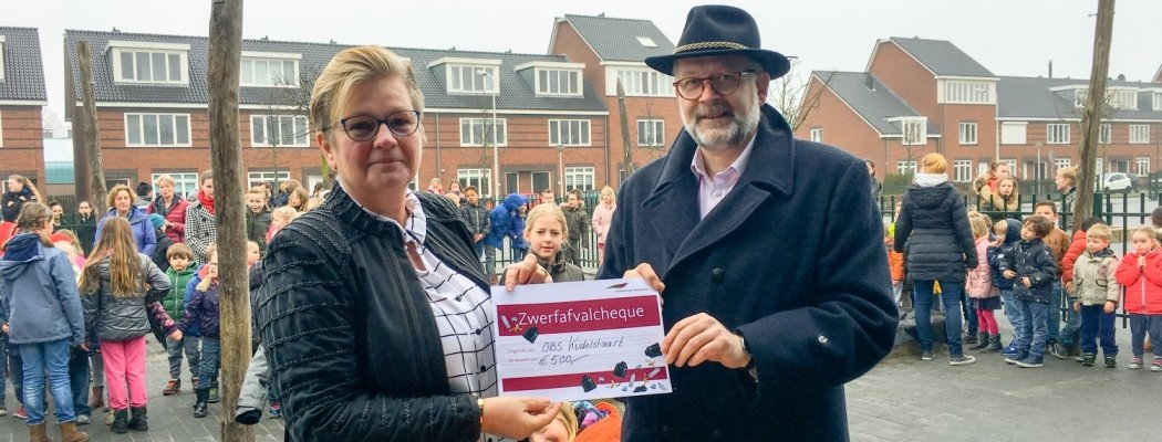 Wethouder Jop Kluis ondertekent afvalconvenant met OBS Kudelstaart