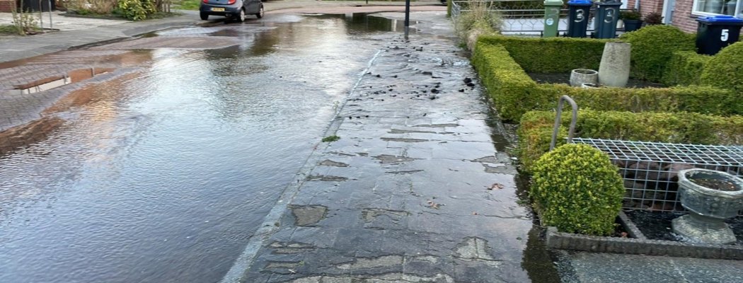 Straat onderwater door leidingbreuk Vinkeveen