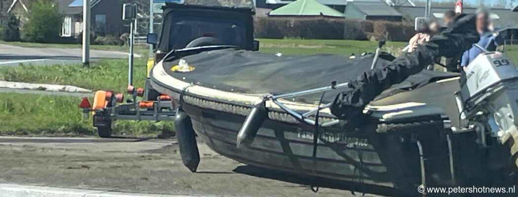 Boot stuitert van trailer in Wilnis