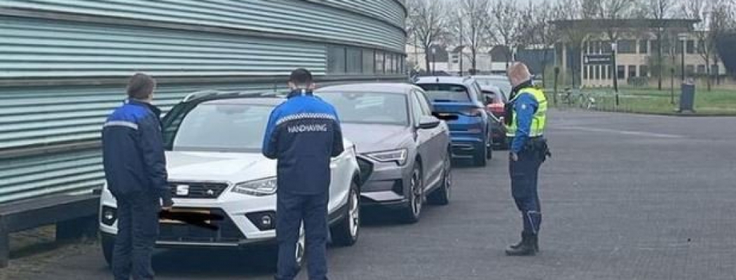 Foutparkeerders bij Veenweidebad Mijdrecht worden beboet