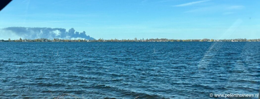 Grote rookwolk te zien vanuit De Ronde Venen