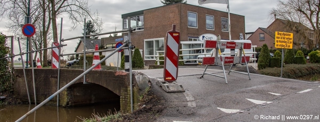 Brug Herenweg - Padmosweg Wilnis twee dagen dicht na aanrijding