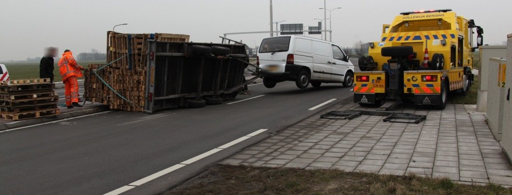 [FOTO'S & VIDEO] Aanhangwagen met pallets gekanteld op de N201 bij Amstelhoek