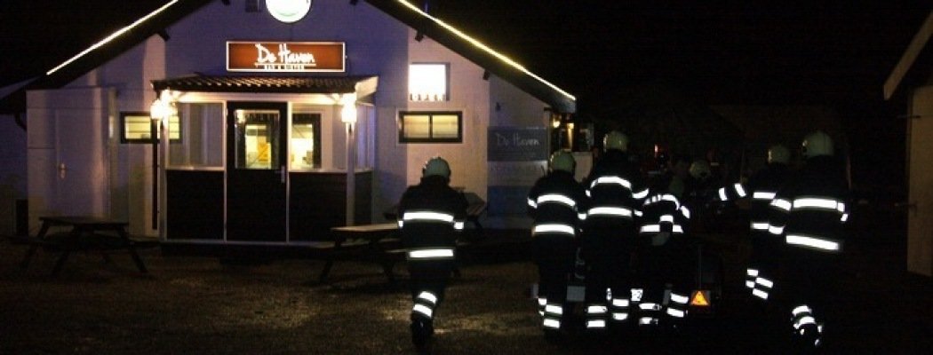 [FOTO'S] Schoorsteenbrand bij moeilijk bereikbare woonark Vinkeveen