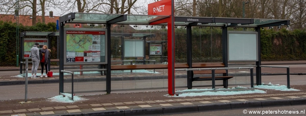 85 ruiten aan diggelen geslagen op busstation Uithoorn