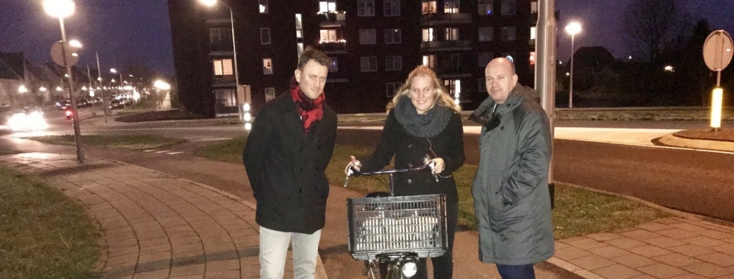 Wethouders Aalsmeer delen samen met politie fietslampjes uit   