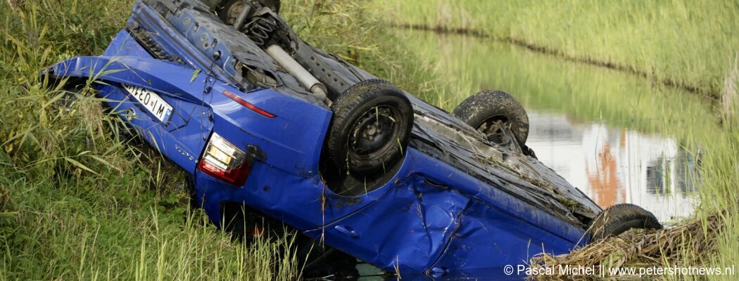 Auto in de sloot langs N201 tussen Uithoorn en Aalsmeer