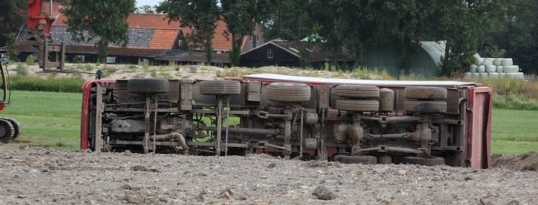 [FOTO'S] Vrachtwagen gekanteld in Wilnis