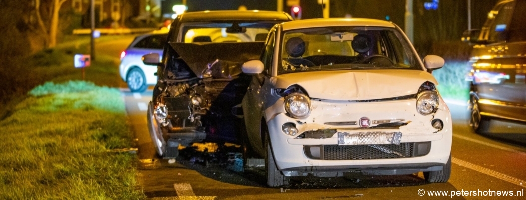 Auto's botsen voor hotel Mijdrecht