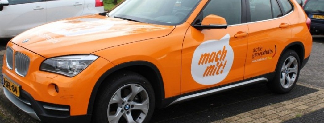 Duitse les vanuit een oranje BMW: de Mach-mit-Mobil