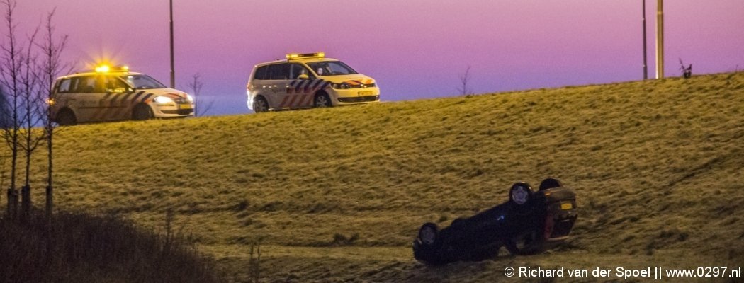 Auto rolt over de kop talud N201 Uithoorn af