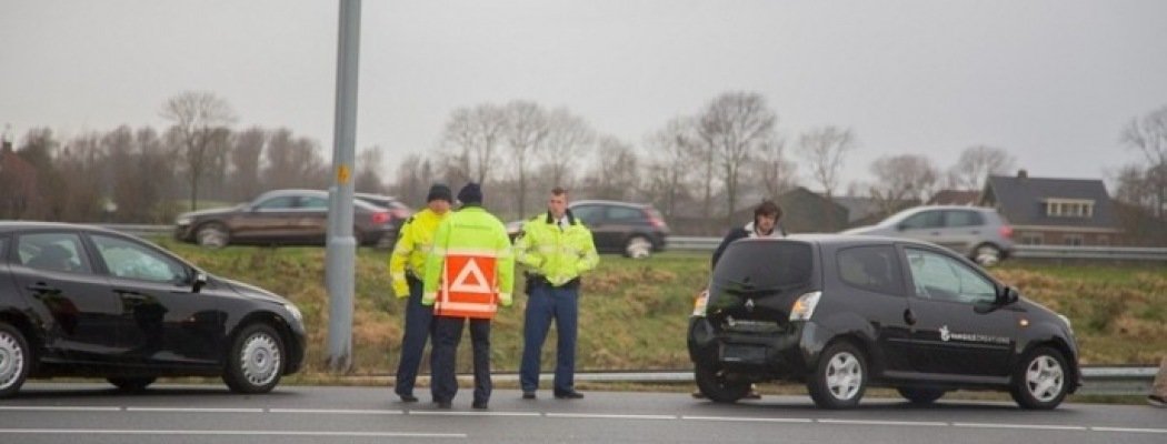 [FOTO'S] Klein ongeluk zorgt voor file op A2 Vinkeveen