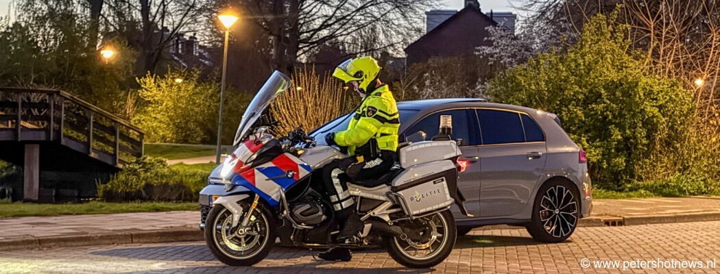 De auto ter hoogte van de hockeyvelden De auto ter hoogte van de hockeyvelden