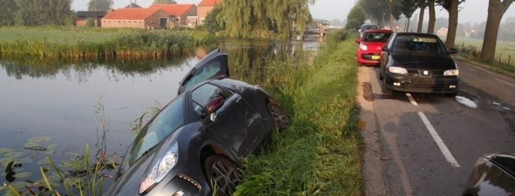 [FOTO'S & VIDEO] Auto te water op Bovendijk Wilnis, bestuurder gewond