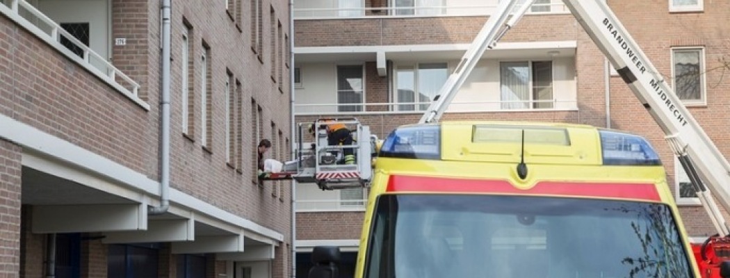 [FOTO'S] Brandweer in actie voor afhijsen patiënt Uithoorn