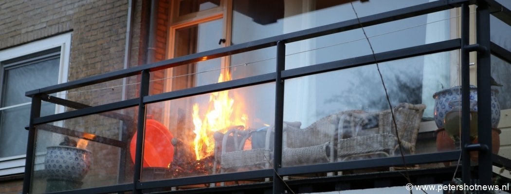Vuurwerk zet balkon flat Mijdrecht in brand