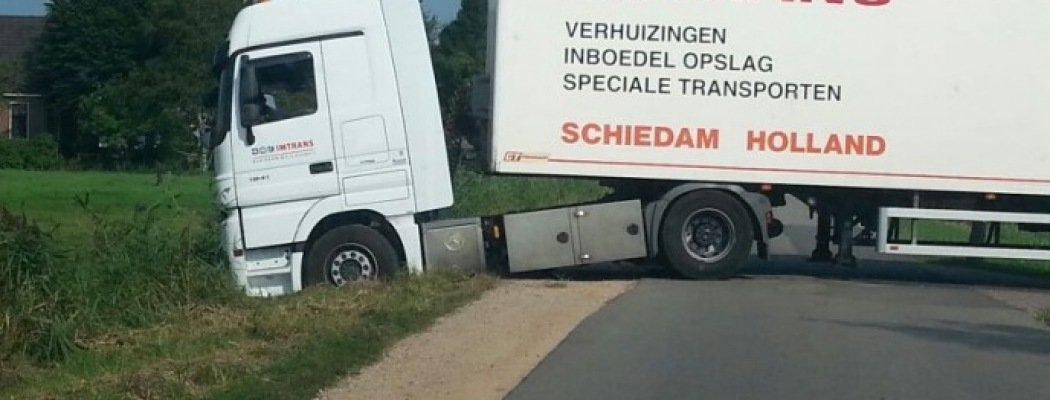 [FOTO'S] Vrachtwagen verzakt en blokkeert weg